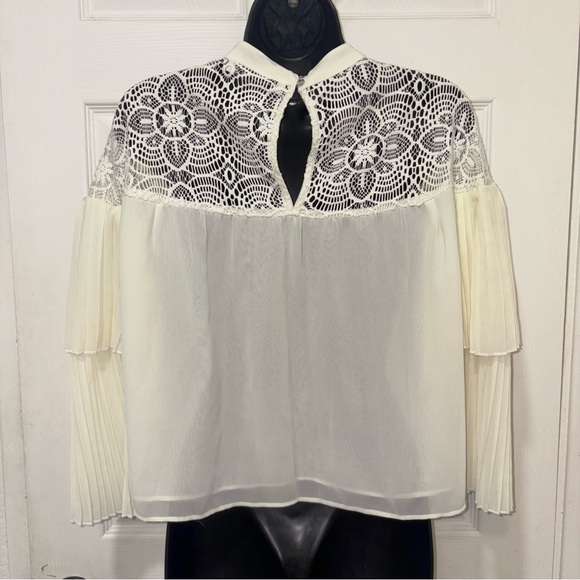 3/$15 MUST BUNDLE - Elegant Cream Lace Women's Top with Bell Sleeves - Picture 4 of 5
